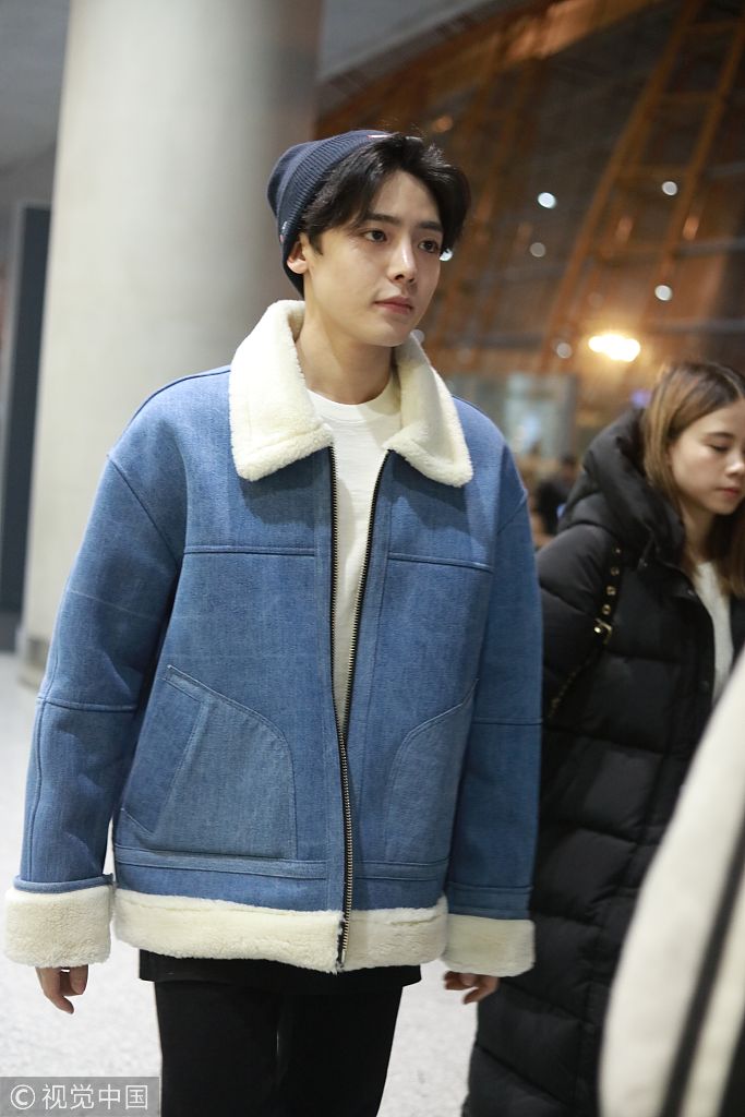 "小鲜肉"侯明昊亮相机场 戴针织帽可爱显暖男范