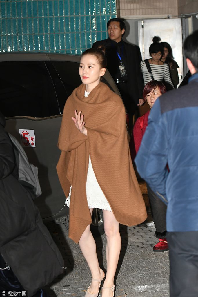 刘诗诗活动完从后门闪人 披围巾御寒露性感美腿仪态优雅