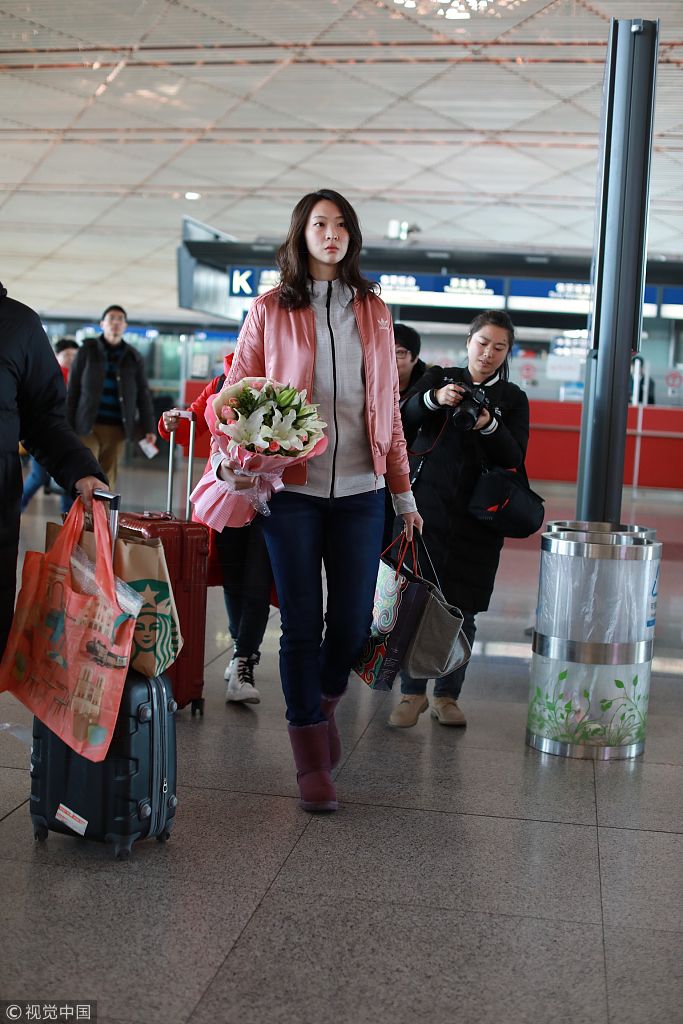 惠若琪瞬间拔高机场的平均身高获粉丝送花大方任拍