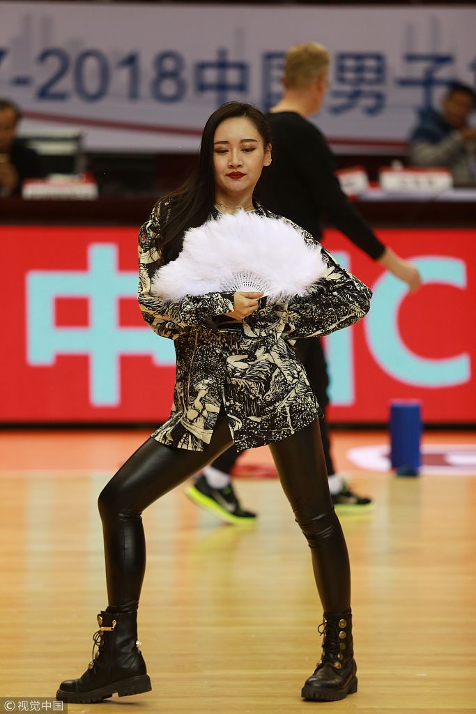 篮球宝贝舞靓丽短裙秀美腿舞动身姿羽扇飞舞点燃现场气氛