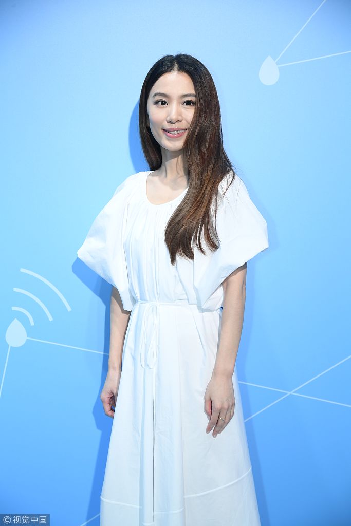 "佛系"女神田馥甄白裙代言飘仙气 畅聊美容心得小表情古灵精怪