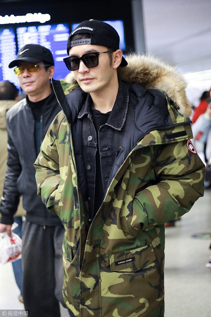 黄晓明穿迷彩大衣戴墨镜酷劲十足 双手插兜露帅笑"总裁范儿"