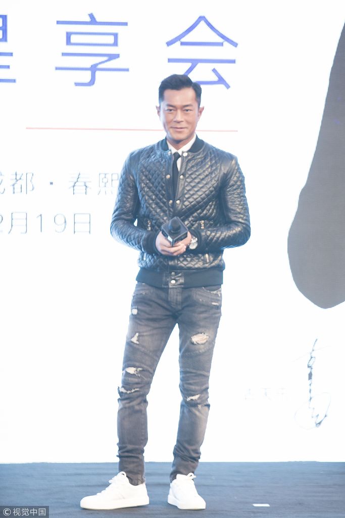 古天乐一身酷装现身成都代言手表 保镖随行前呼后应派头足
