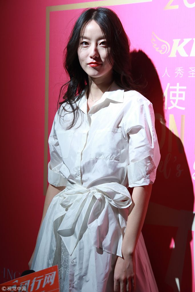 王祖蓝太有福!李亚男贴身裙秀S身材 获助理整理衣服优雅不尴尬