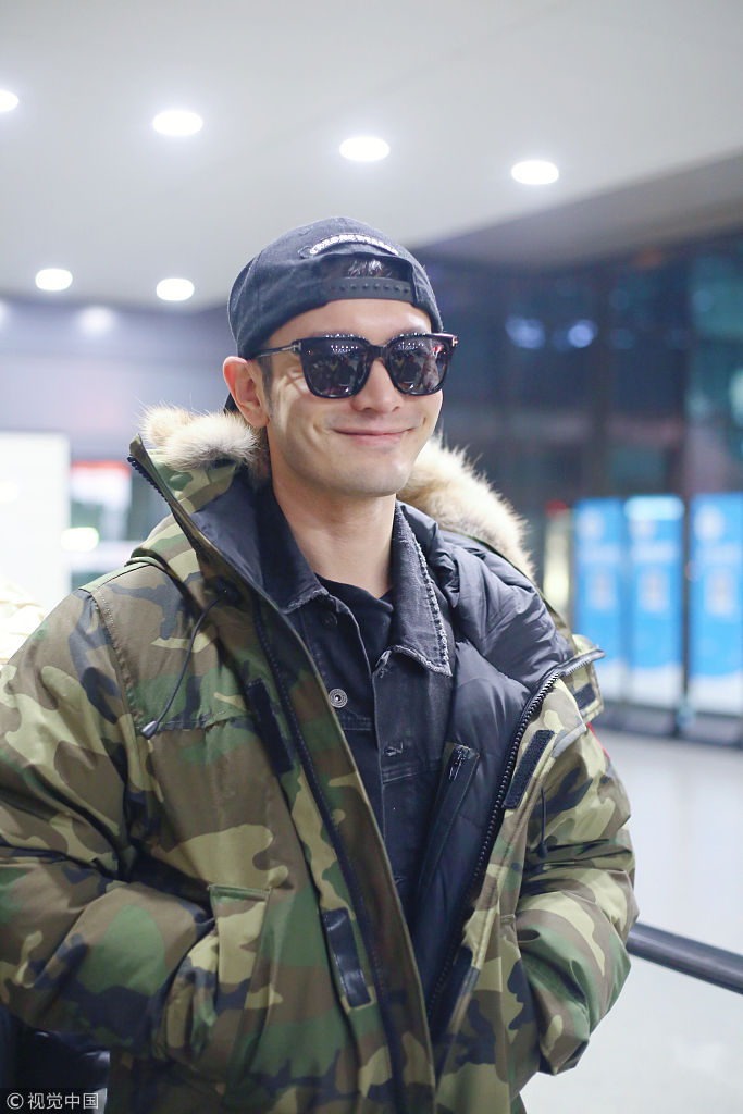 黄晓明穿迷彩大衣戴墨镜酷劲十足 双手插兜露帅笑"总裁范儿"
