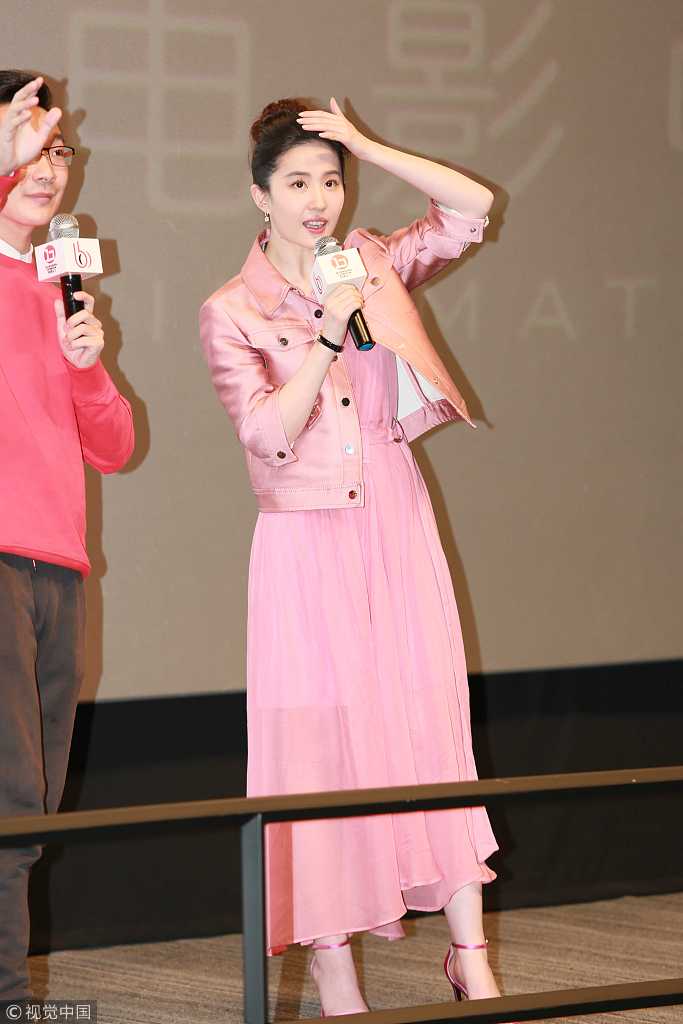 仙女本人!刘亦菲粉裙路演仙范十足 摸额挠头小动作不断秀美腿