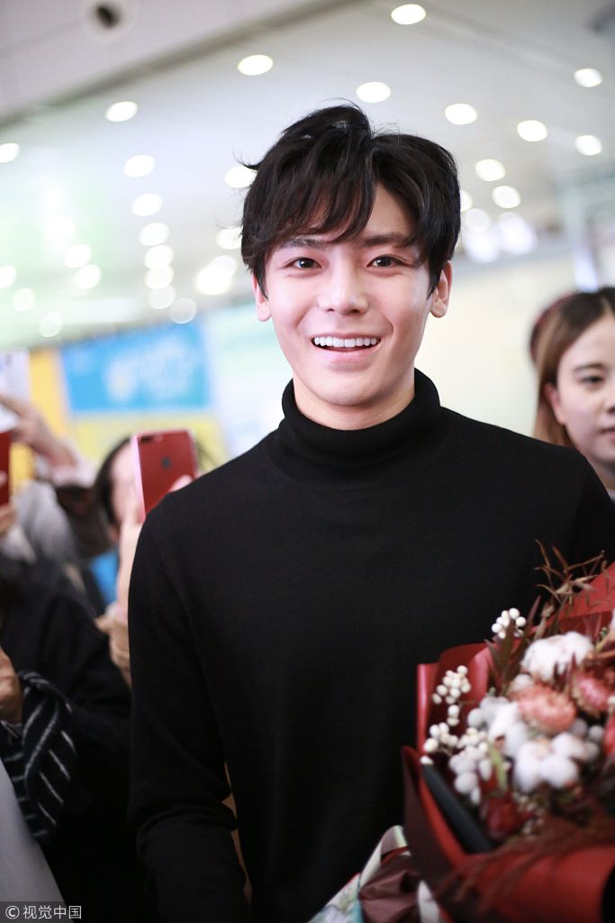 "小鹿晗"侯明昊深夜抵广州笑容满面 用粤语与粉丝聊天十分亲民