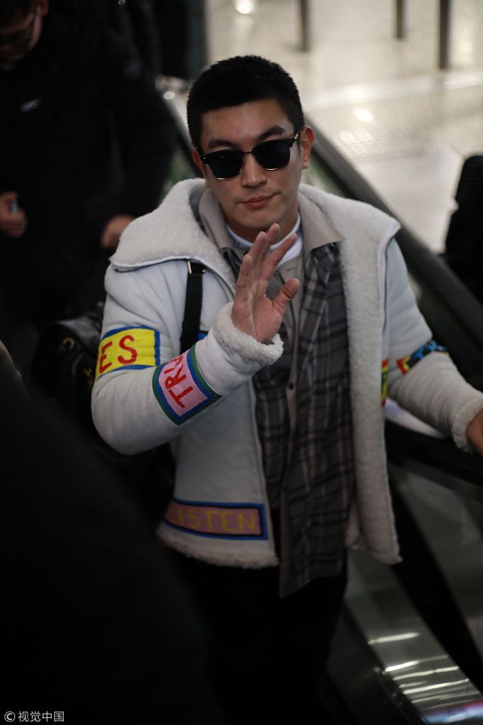 "奶爸"杜江墨镜遮面露齿帅笑 穿衣风格"松垮"不忘礼貌挥手