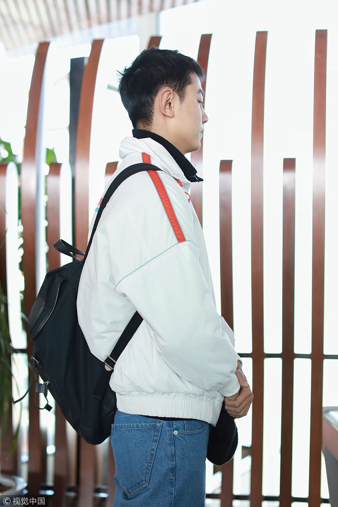 纪凌尘侧脸迷人.