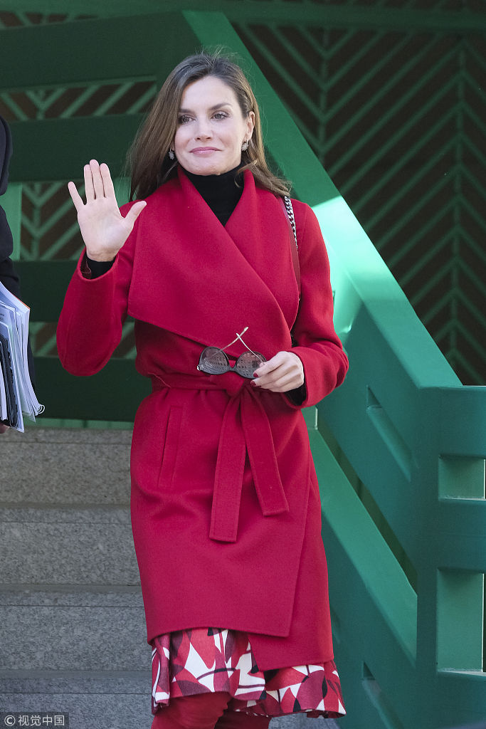 时髦精本精西班牙王后出访似走秀全身红妆搭配精致迷人