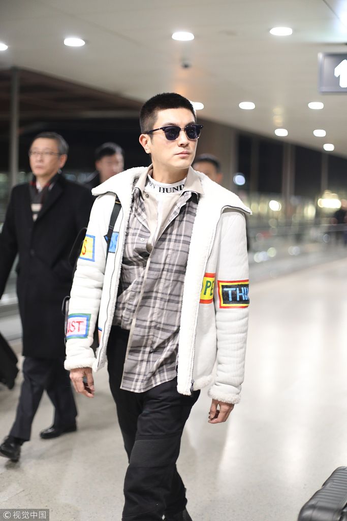 "奶爸"杜江墨镜遮面露齿帅笑 穿衣风格"松垮"不忘礼貌挥手