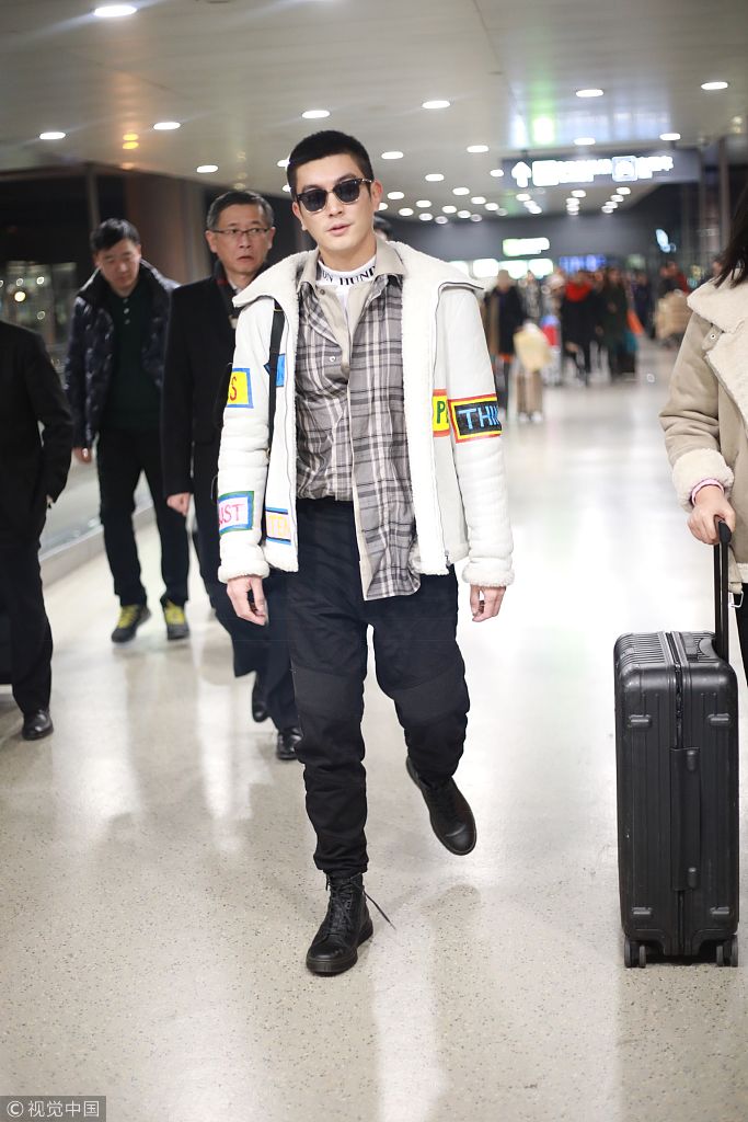 "奶爸"杜江墨镜遮面露齿帅笑 穿衣风格"松垮"不忘礼貌挥手