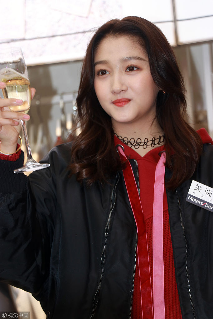 难怪鹿晗喜欢!关晓彤脸胖了这腿也能看一年啊!