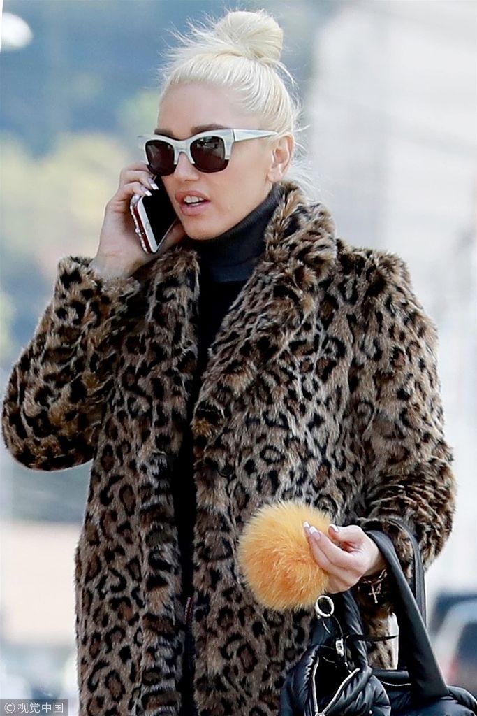 格温史蒂芬妮穿豹纹贵妇范出街难得不抹大红唇推车门气质爆表