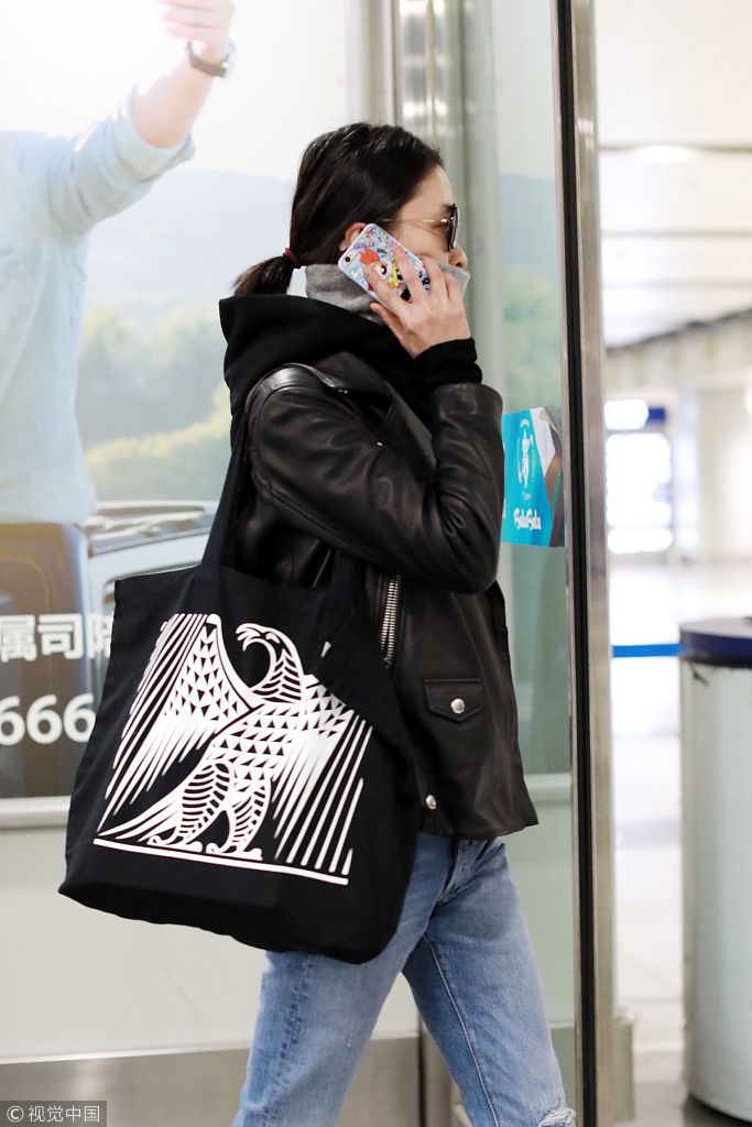 杜鹃穿一身黑皮衣"攻气足"电话打不停 穿高领衣服遮嘴脚步匆忙