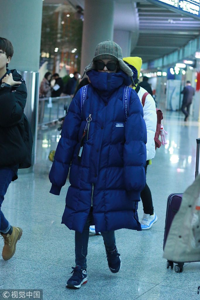郁可唯黑超遮面戴"雷锋帽"现身机场 穿蓝色羽绒大衣包裹严实_新浪看点