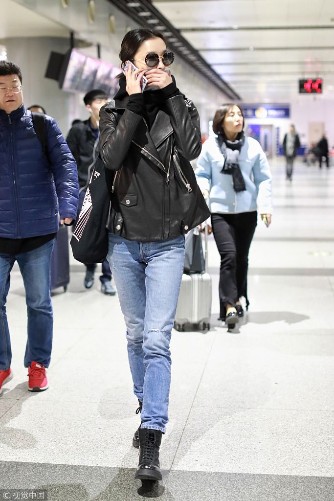 杜鹃穿一身黑皮衣"攻气足"电话打不停 穿高领衣服遮嘴脚步匆忙