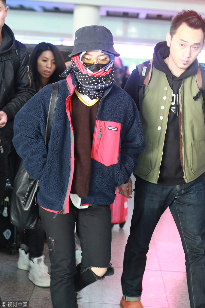 保护好脸!周笔畅化身"蒙面大侠"造型似大妈 双手插兜步履匆忙