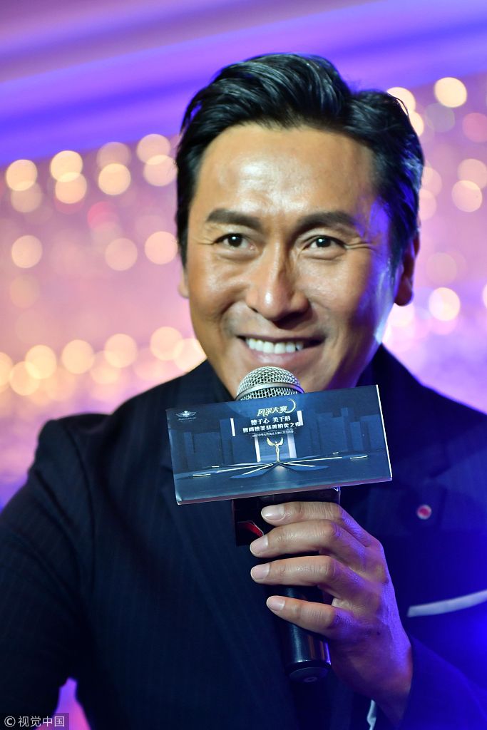 tvb男神马德钟为女性风采大赛站台到场献歌获美女投怀送抱