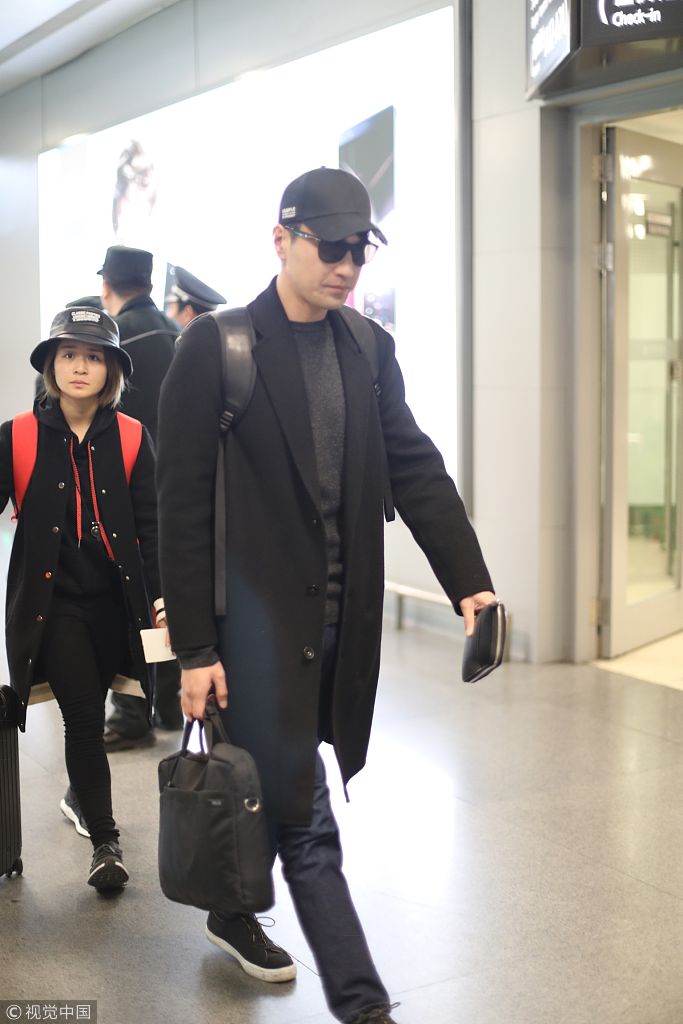 "夜华"赵又廷黑大衣牛仔裤扮相老成 黑超遮面提电脑包似"码农"