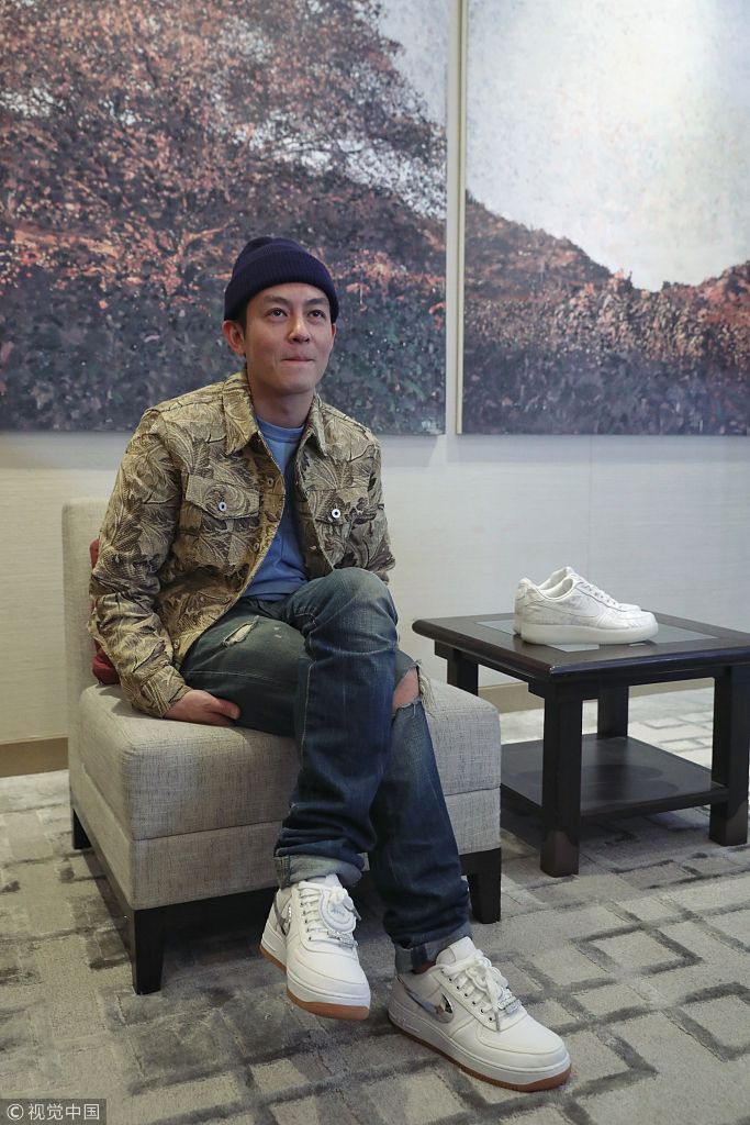 陈冠希现身nike force 100活动接受访问.陈冠希持麦克风发呆若有所思.