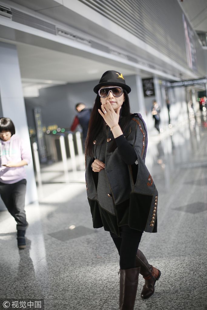 张庭斗篷装配长靴俯身与儿子玩亲亲 林瑞阳白发苍苍皮肤松弛老化严重