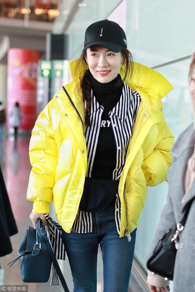 撞脸范爷!霍思燕亮黄色羽绒服时髦惹眼 侧梳麻花辫少女感满满