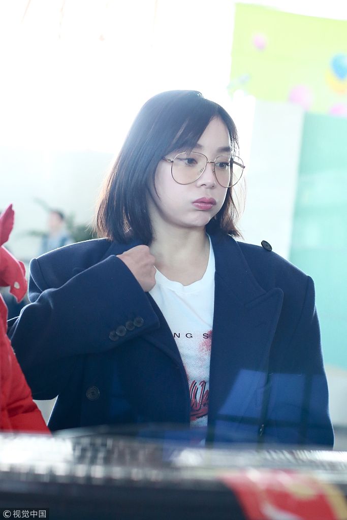 袁姗姗现身机场可爱鼓嘴,元气少女满分.