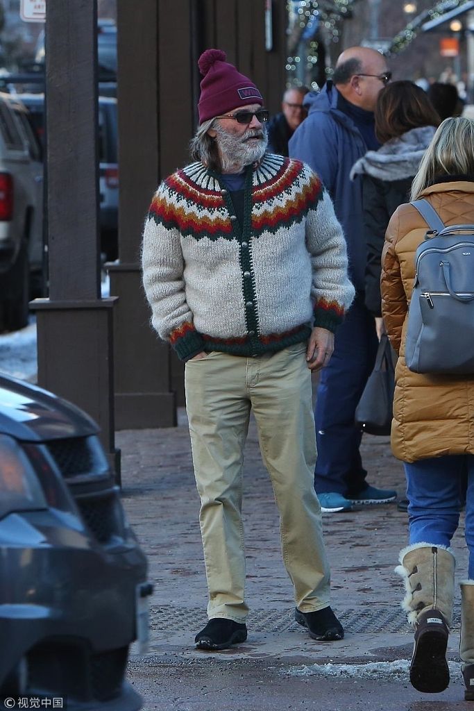 老戏骨拉塞尔穿翻毛大衣充满圣诞气氛 戴牛仔帽胡子花白霸气煲烟