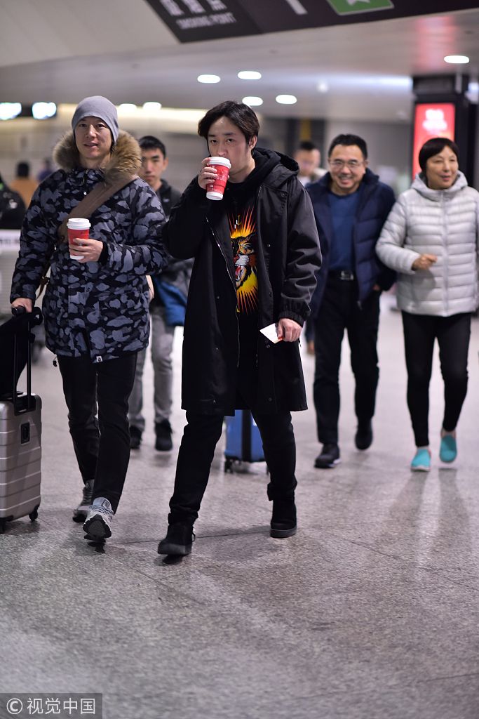 杨洋经纪人贾士凯虎头卫衣扮潮 边走边悠闲喝咖啡