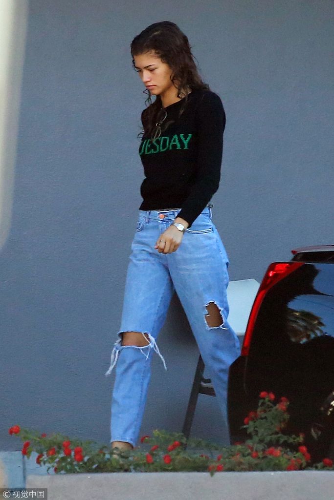 赞达亚·科尔曼(zendaya)一身穿搭休闲又率性.