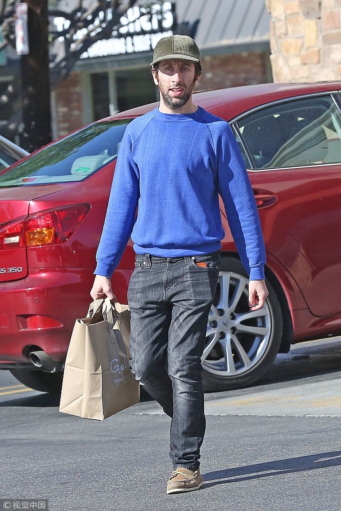 西蒙·赫尔伯格(simon helberg)现身街头走路姿势霸气.