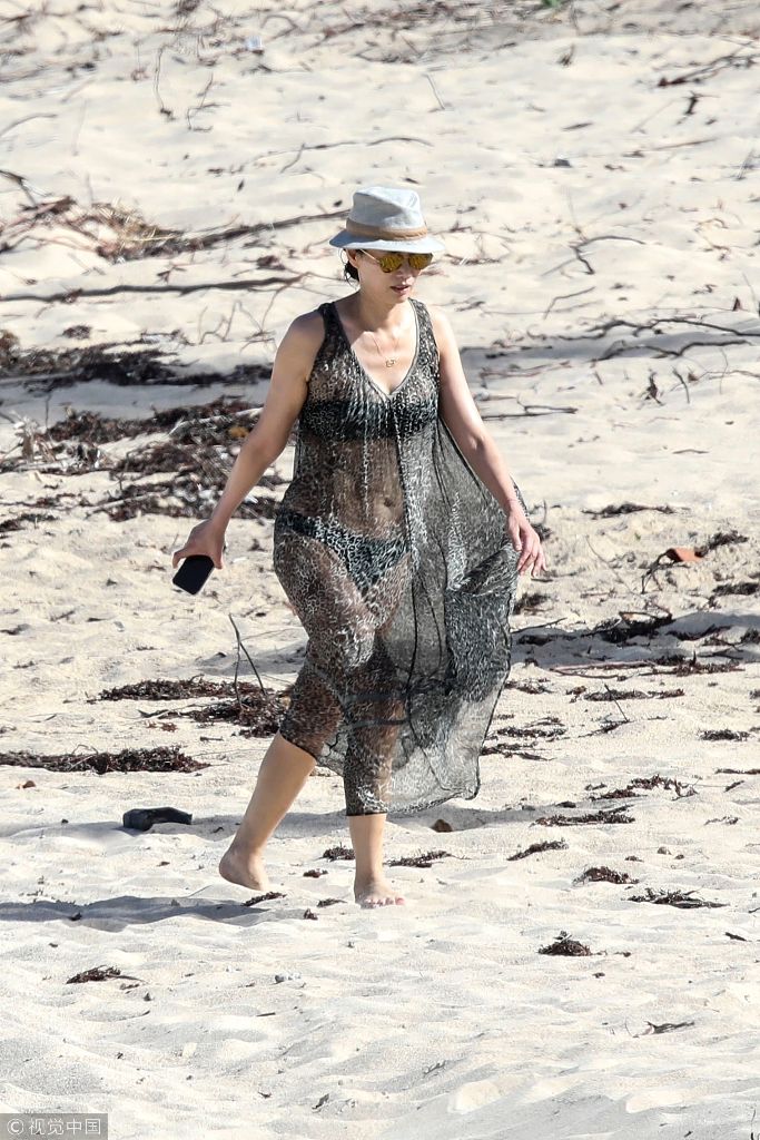 49岁邓文迪沙滩奔跑灵动如少女透视纱裙秀美腿身材养眼