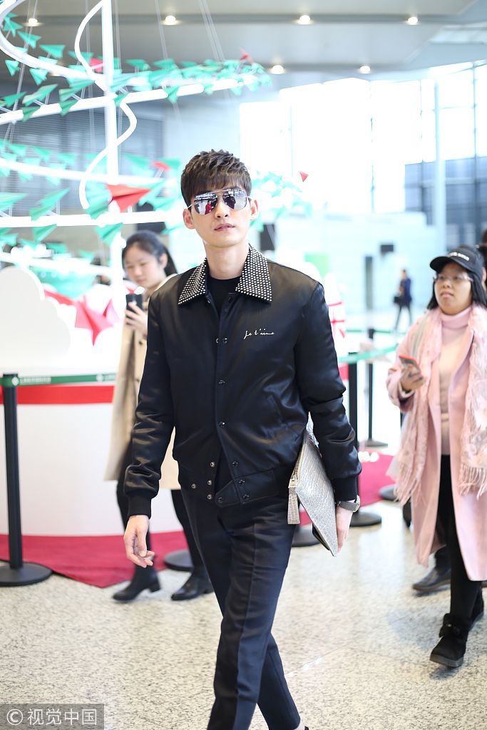 张翰宣布分手后现身穿黑皮衣英伦风 获迷妹跟拍表情略显严肃