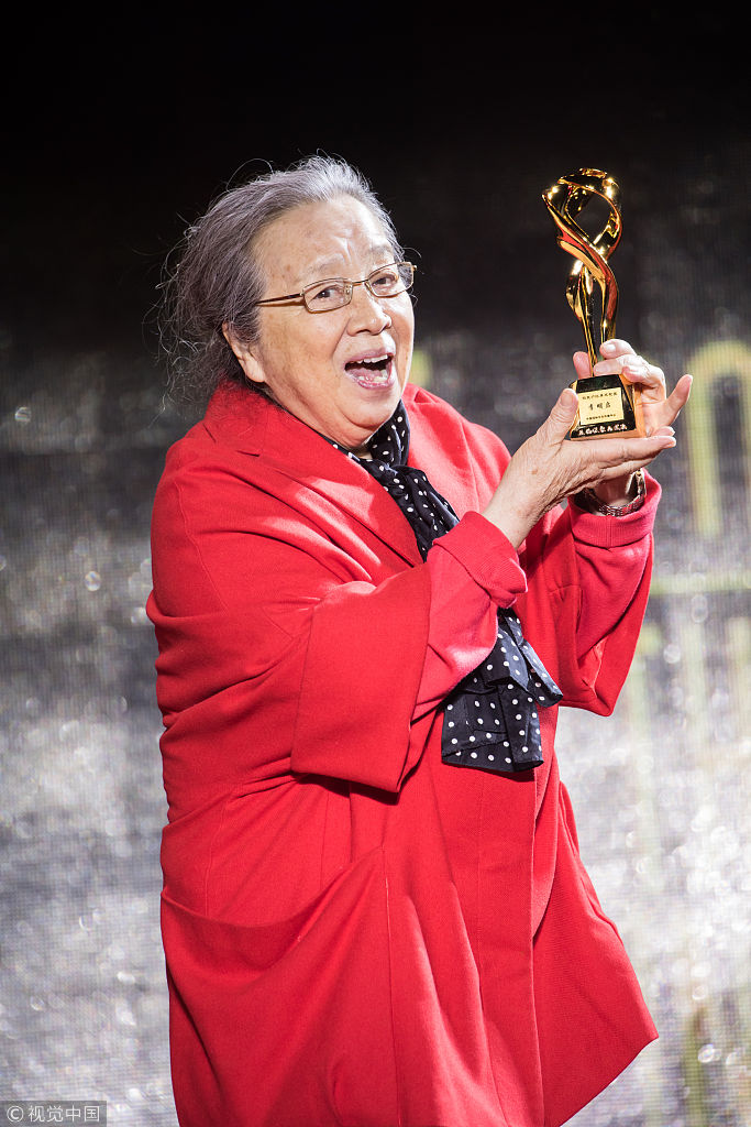 "容嬷嬷"李明启开心领奖表情生动 81岁高龄依旧初心不改