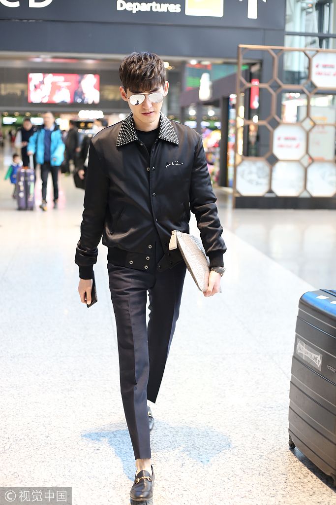 张翰宣布分手后现身穿黑皮衣英伦风 获迷妹跟拍表情略显严肃