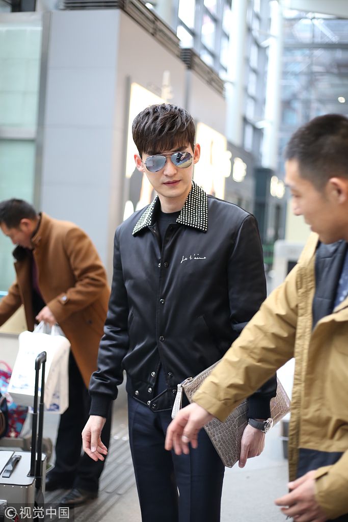 张翰宣布分手后现身穿黑皮衣英伦风 获迷妹跟拍表情略显严肃