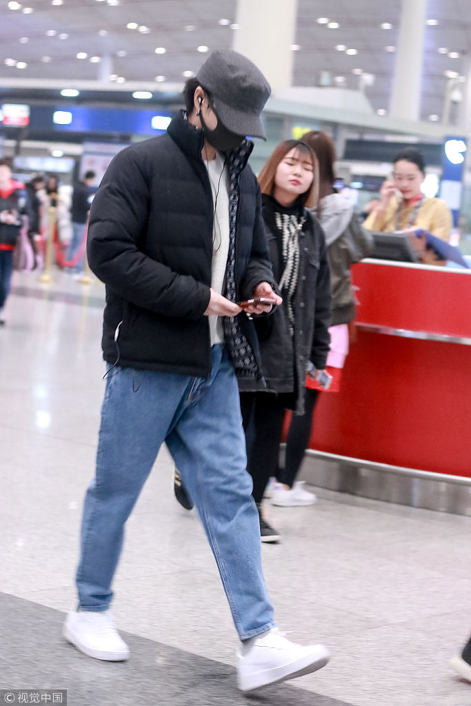 防拍有道!华晨宇口罩帽子全副武装不见脸 低头玩手机懒理镜头