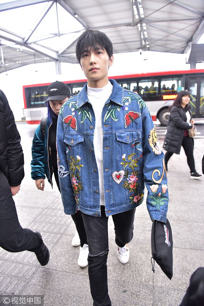 盐系少年!杨洋穿刺绣牛仔外套阳光帅气 获保镖开道走路带风