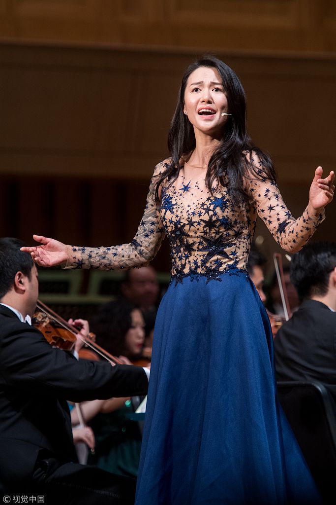 谭维维"咆哮"唱法唱响谭盾音乐会 激情敲锣开启新年倒计时