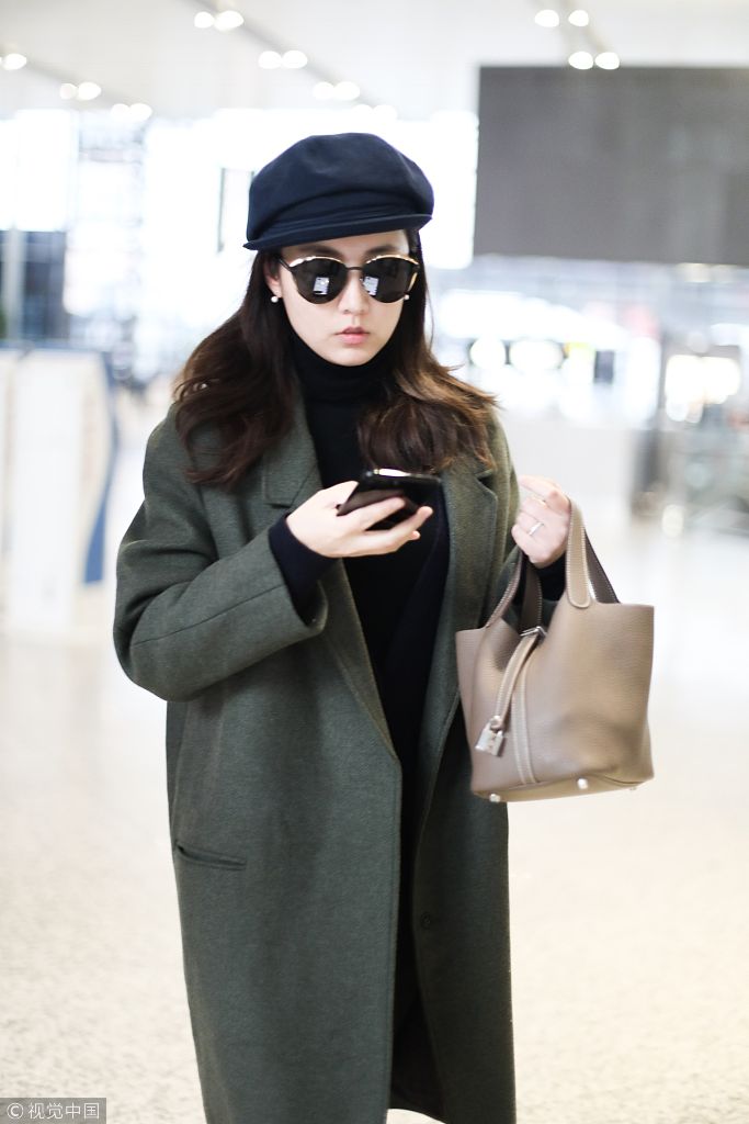 吕一墨镜遮面ol风"电话会议"忙不停 获丈夫同行全程鲜有交流