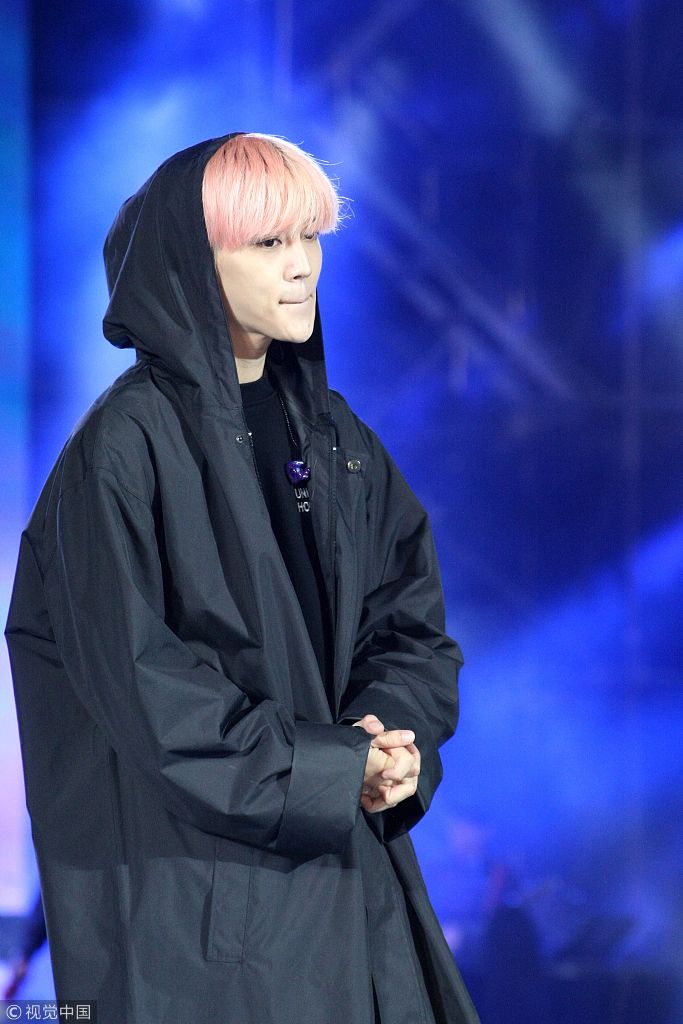 毕书尽衣戴帽子彩排变"男巫" 冲镜头比剪刀手狂点赞