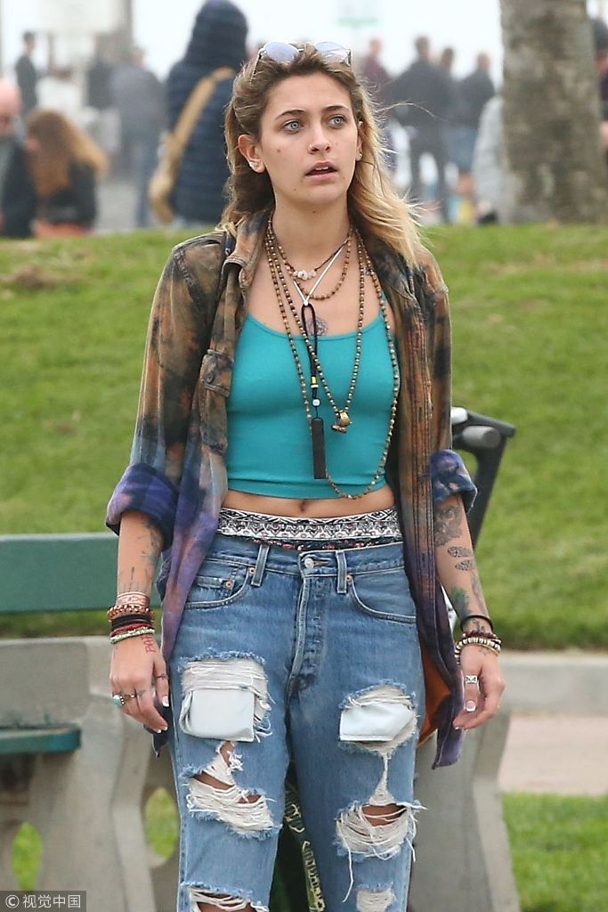 帕丽斯·杰克逊(paris  jackson)踩滑板现身街头.