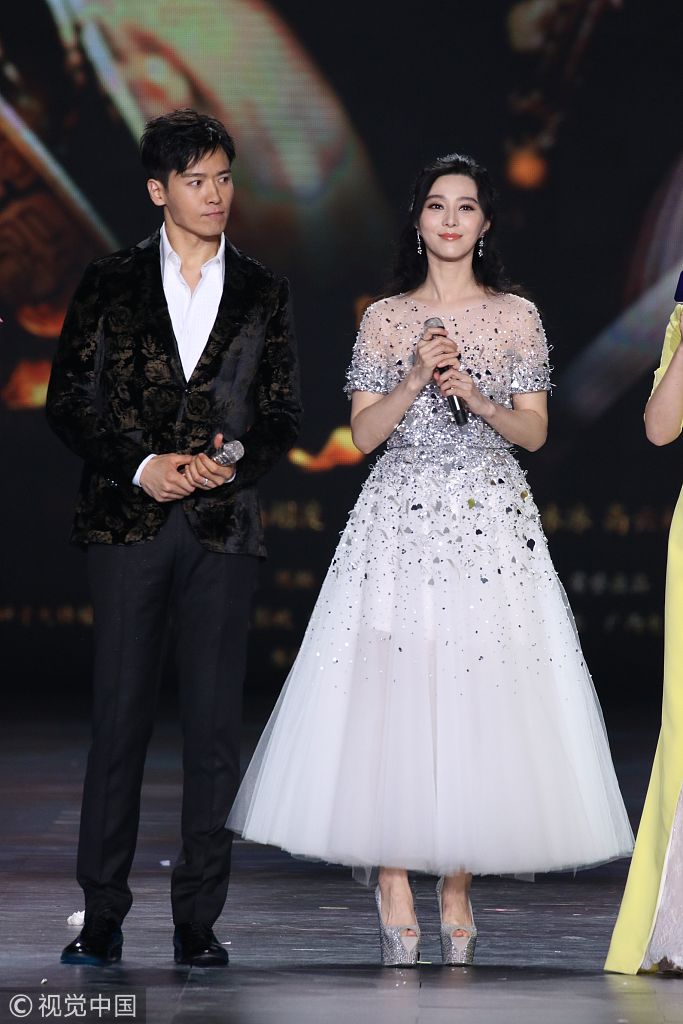 范冰冰镶钻礼服现身东方卫视跨年仙气足 和高云翔牵手合唱郎才女貌