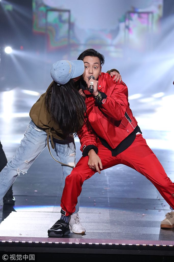 东方卫视跨年陈伟霆红衣热舞玩倒立 遭女伴舞亲脸揩油_新浪看点