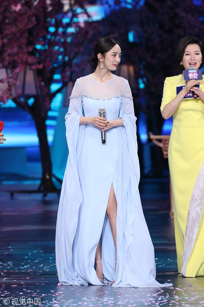 2018东方卫视跨年晚会 杨幂白裙秀美腿甜美比心