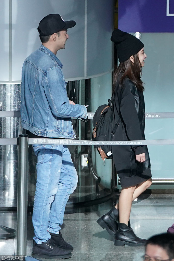 【独家】前"大嘴巴"主唱爱纱与老公甜蜜同行 戴"高帽"一身黑衣酷感