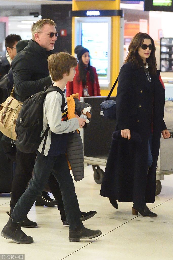 "最帅007"丹尼尔一家三口亮相机场 蕾切尔·薇姿黑大衣气场足