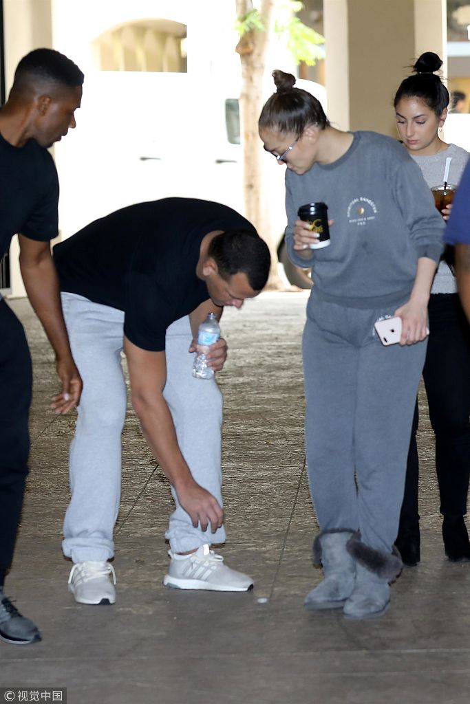 洛佩兹宽松运动服难掩诱人翘臀 "目送"男友弯腰捡瓶盖_新浪看点