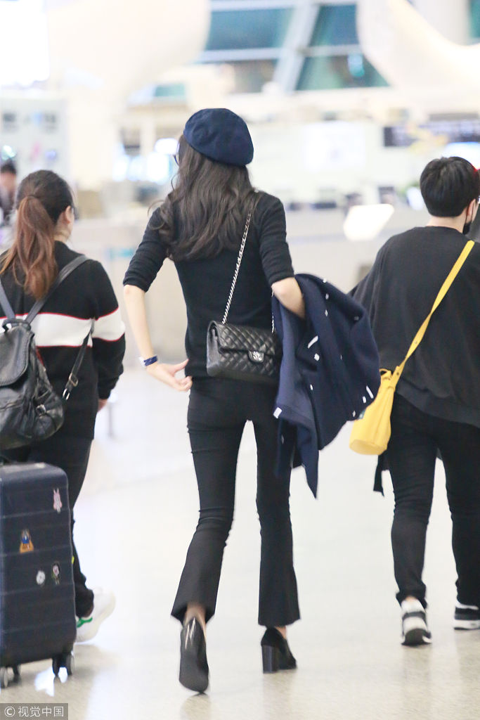 35岁韩雪全黑look身材凹凸有致 戴贝雷帽文艺范签名送吐舌表情包